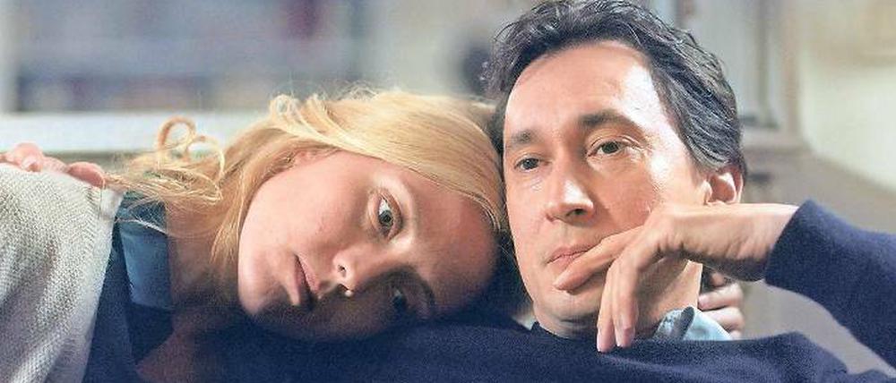 Vertrauensfragen. Louise (Evelyne Brochu) und Vincent Mercier (Grégoire Colin) sind beruflich erfolgreich, privat scheinen sich hingegen Probleme zusammenzubrauen. 