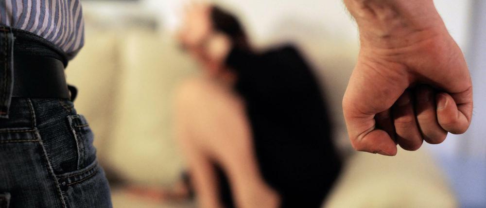 Der 26-Jährige soll seine damalige Freundin mehrere Tage in einem Hotelzimmer in Berlin-Mitte festgehalten und attackiert haben.