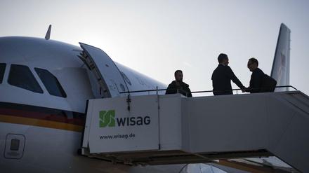 Das flog die Maschie noch: Bundesaußenminister Heiko Maas steigt in ein Flugzeug der Luftwaffe bei seiner Abreise nach Sierra Leone.  Berlin, 24.02.2019. Berlin Germany *** Federal Foreign Minister Heiko Maas SPD gets on an airplane of the Air Force on his departure for Sierra Leone Berlin 24 02 2019 Berlin Germany PUBLICATIONxINxGERxSUIxAUTxONLY Copyright: xXanderxHeinl/photothek.netx