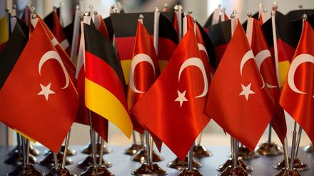 Die Bundesregierung setzt sich seit Wochen für eine rasche Bewilligung der Anträge auf Pressekarten der Türkei ein.
