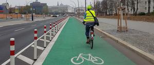 Mit Pollern geschützter und mit grüner Farbe markierter Radweg an der Holzmarktstraße in Berlin.