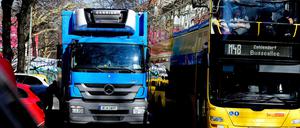 Busfahrer-Alltag in Berlin: Fahrzeuge, die auf der Busspur stehen.