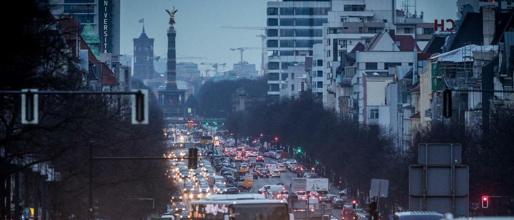 Der abendliche Berufsverkehr fließt auf dem Kaiserdamm im Zentrum von Berlin.
