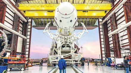 Dragoner. Der Ritt ins All ist keine leichte Sache. Zumal wenn Menschen sicher transportiert werden sollen. Den Amerikanern fehlte dafür seit Jahren ein Raketensystem. Am Sonnabend soll die SpaceX-Rakete „Crew Dragon“ zumindest eine Puppe zur ISS schießen. 
