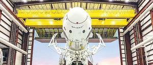 Dragoner. Der Ritt ins All ist keine leichte Sache. Zumal wenn Menschen sicher transportiert werden sollen. Den Amerikanern fehlte dafür seit Jahren ein Raketensystem. Am Sonnabend soll die SpaceX-Rakete „Crew Dragon“ zumindest eine Puppe zur ISS schießen. 