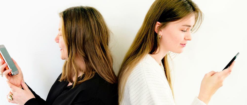 Ins Handy vertieft – und ins Gespräch: Claudia Seiring (links) und Kim Jüditz.