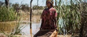 Eine Arbeiterin trennt wertvolles Kobalt von Schlamm und Steinen nahe einer Mine