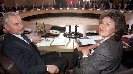 DDR-Ministerpräsident Hans Modrow und DDR-Wirtschaftsministerin Christa Luft am runden Tisch im Bonner Kanzleramt. Die Vertreter der beiden deutschen Staaten sowie der vier Siegermächte kamen am 13. Februar 1990 in Bonn zu einer ersten Konferenz über den deutschen Einigungsprozess zusammen. 