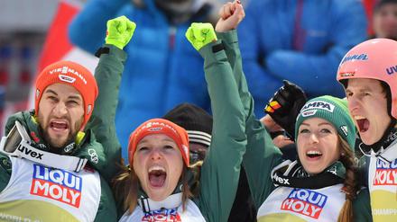 Markus Eisenbichler, Katharina Althaus, Juliane Seyfarth und Karl Geiger (von links) holen erneut Gold.