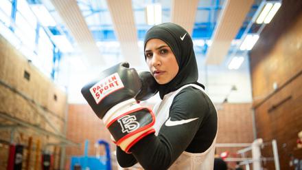Auch die Berliner Boxerin Zeina Nassar trägt einen Hijab beim Sport.