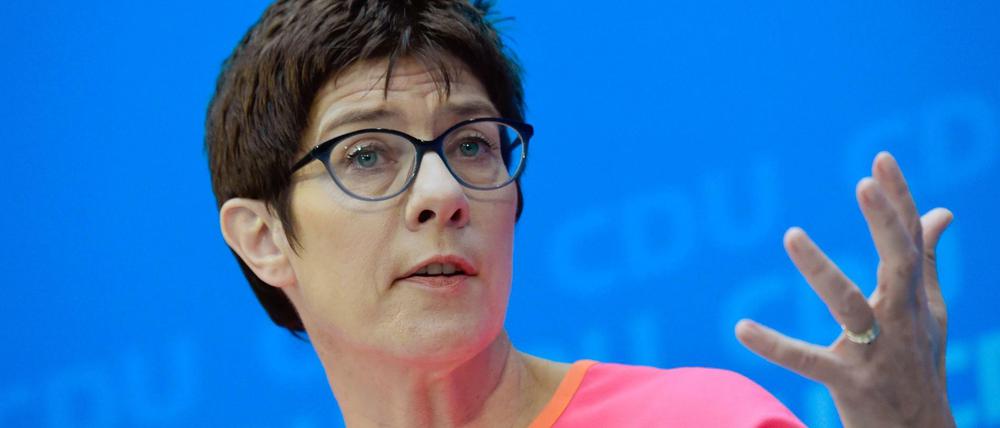 Annegret Kramp-Karrenbauer findet, die strengen Richtlinien für Rüstungsexporte sollten nicht dazu führen, dass keine Waffen mehr ins Ausland geliefert würden.