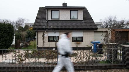 Ein Kriminaltechniker der Berliner Polizei geht an dem Haus der Schwester der verschwundenen 15-jährigen Rebecca entlang. 