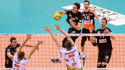 Sieg Nummer sechs? Die Chancen stehen gut für die BR Volleys um Jeffrey Jendryk (M.).