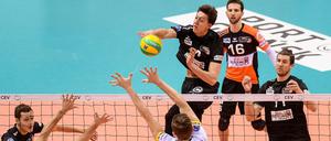 Sieg Nummer sechs? Die Chancen stehen gut für die BR Volleys um Jeffrey Jendryk (M.).