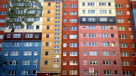 Farblich gestaltete Plattenbauten an der Frankfurter Allee im Bezirk Friedrichshain. 