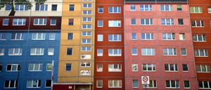 Farblich gestaltete Plattenbauten an der Frankfurter Allee im Bezirk Friedrichshain.