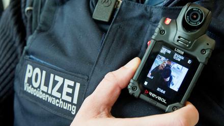 Ein Beamter der Bundespolizei zeigt im Berliner Ostbahnhof eine Bodycam zur Videoüberwachung.