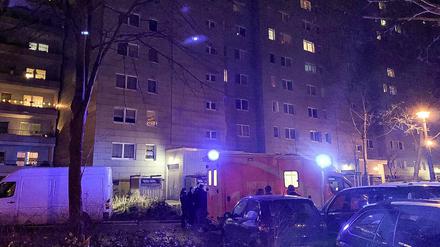 Am Abend ist aus dem 10. Obergeschoss des Hauses ein siebenjähriger Junge gestürzt.