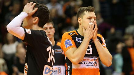 Die Berliner Jan Zimmermann (rechts) und Nicolas Rossard verabschieden sich mit einer Niederlage aus der Champions League.