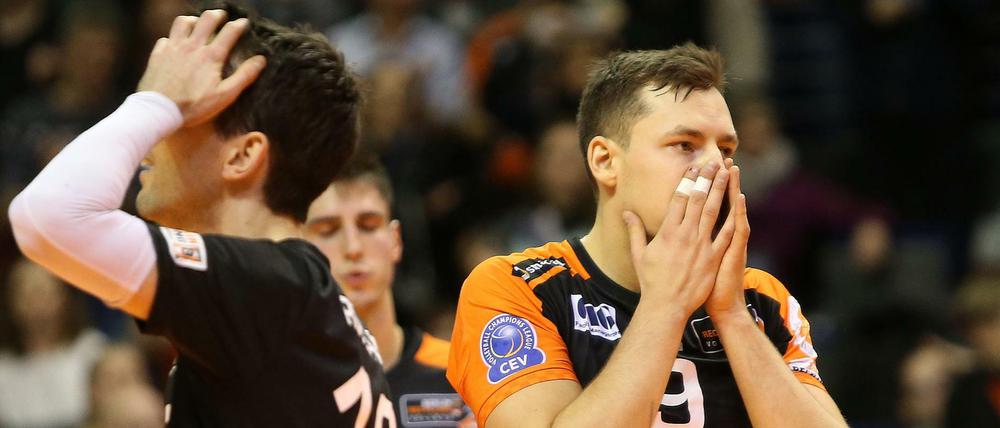 Die Berliner Jan Zimmermann (rechts) und Nicolas Rossard verabschieden sich mit einer Niederlage aus der Champions League.