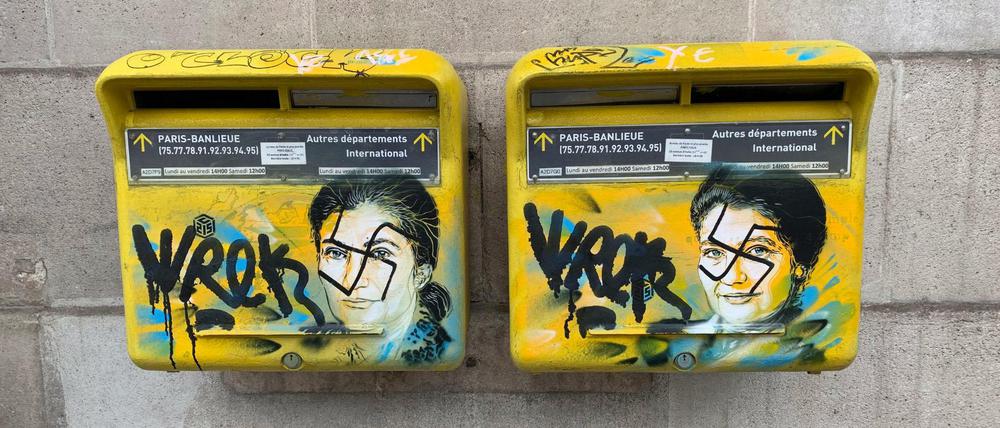Hakenkreuz-Schmierereien an einem Pariser Bezirksrathaus. Das Bild zeigt das Gesichts der verstorbenen Holocaust-Überlebenden und Politikerin Simone Veil.
