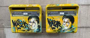 Hakenkreuz-Schmierereien an einem Pariser Bezirksrathaus. Das Bild zeigt das Gesichts der verstorbenen Holocaust-Überlebenden und Politikerin Simone Veil.