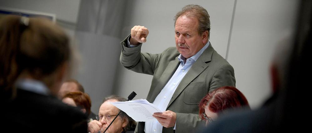 Verdi-Chef Frank Bsirske erstattet der Verhandlungskommission Bericht.