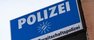 Schild, vor der Einfahrt der Kaserne, wo ein Azubi einen Mit-Auszubildenden erschoss.