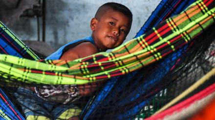 Ein Kind aus Venezuela hat in Pacaraima, Brasilien, Zuflucht gefunden.