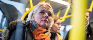 Alle hinein in die BVG! Regine Günther fährt schon mal vor.