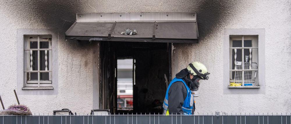 Ein Feuerwehrmann verlässt nach einem Brand ein Nürnberger Wohnhaus. 