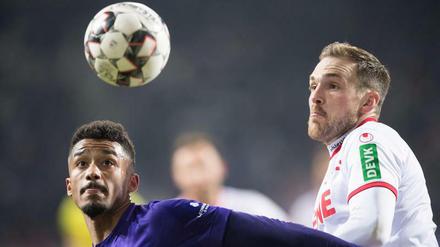 Augen auf und durch. Kölns Rafael Czichos (r.) im Blickduell mit Emmanuel Iyoha von Erzgebirge Aue.