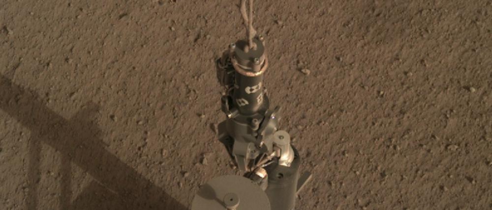 Auf dem Mars hat sich der in Deutschland entwickelter Roboter vollautomatisch in den Boden gehämmert. 