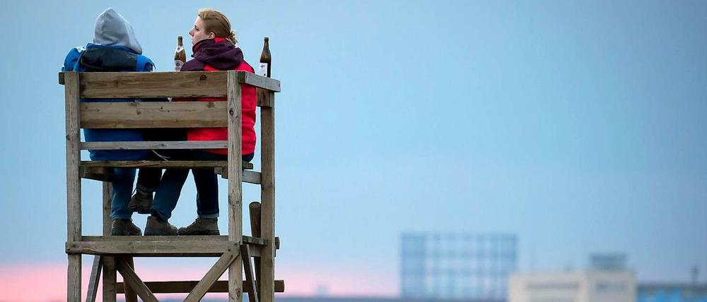 Bloß keine Wohnungen bauen. Auf dem Hochsitz übers Tempelhofer Feld gucken ist doch viel schöner.