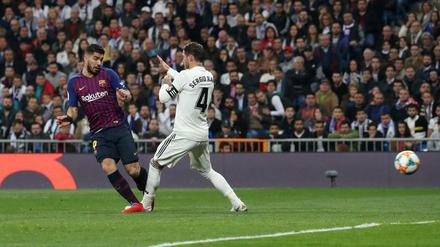 Luis Suarez (l.) trifft hier zum 1:0 für Barcelona und ebnet damit den Weg ins Pokalfinale.