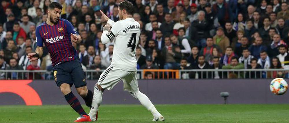 Luis Suarez (l.) trifft hier zum 1:0 für Barcelona und ebnet damit den Weg ins Pokalfinale.