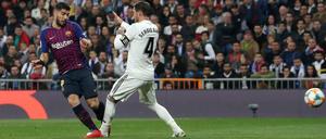 Luis Suarez (l.) trifft hier zum 1:0 für Barcelona und ebnet damit den Weg ins Pokalfinale.