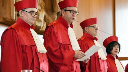 Der Zweite Senat des Bundesverfassungsgerichts mit Peter Müller (l-r), dem Vorsitzenden Andreas Voßkuhle, Peter M. Huber und Sibylle Kessal-Wulf. Kessal-Wulf ist die Berichterstatterin in dem Verfahren und wird das Urteil entwerfen. 