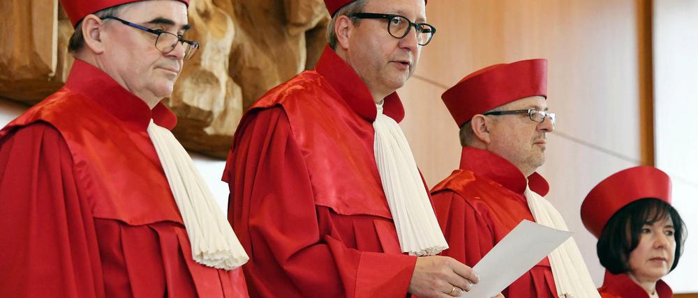 Der Zweite Senat des Bundesverfassungsgerichts mit Peter Müller (l-r), dem Vorsitzenden Andreas Voßkuhle, Peter M. Huber und Sibylle Kessal-Wulf. Kessal-Wulf ist die Berichterstatterin in dem Verfahren und wird das Urteil entwerfen. 