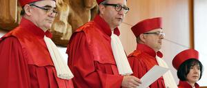 Der Zweite Senat des Bundesverfassungsgerichts mit Peter Müller (l-r), dem Vorsitzenden Andreas Voßkuhle, Peter M. Huber und Sibylle Kessal-Wulf. Kessal-Wulf ist die Berichterstatterin in dem Verfahren und wird das Urteil entwerfen. 