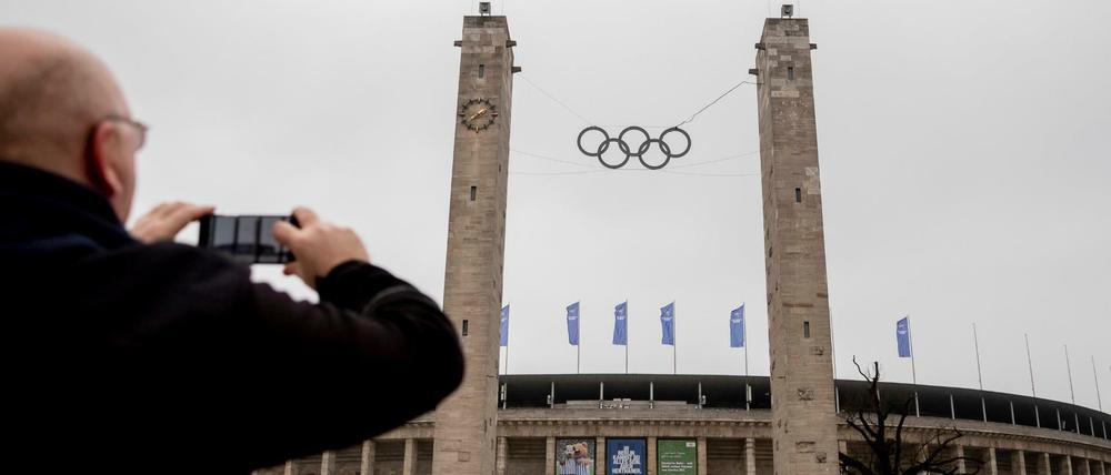 Die Olympischen Ringe hängen an den beiden Türmen vor dem Olympiastadion.