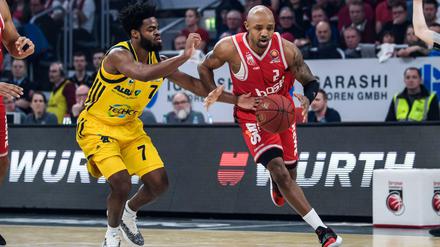 Derrick Walton (l., gegen Ricky Hickman) im Pokalfinale gegen Bamberg. 