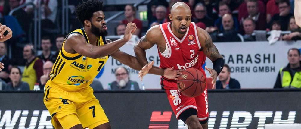 Derrick Walton (l., gegen Ricky Hickman) im Pokalfinale gegen Bamberg.
