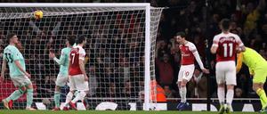 Endlich wieder Grund zum Jubel. Mesut Özil (3. v. r.) hebt nach seinem 1:0 für Arsenal ab.
