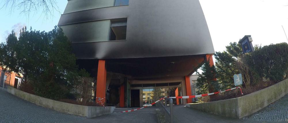 Russgeschwärtzt ist die Fassade des Polizei-Dienstgebäudes der Direktion 3.