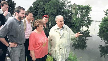 Legendär. 1997 machte sich Matthias Platzeck (l.) als „Deichgraf“ einen Namen. 