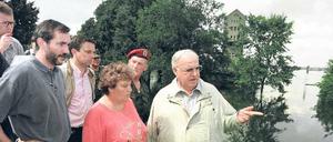 Legendär. 1997 machte sich Matthias Platzeck (l.) als „Deichgraf“ einen Namen. 