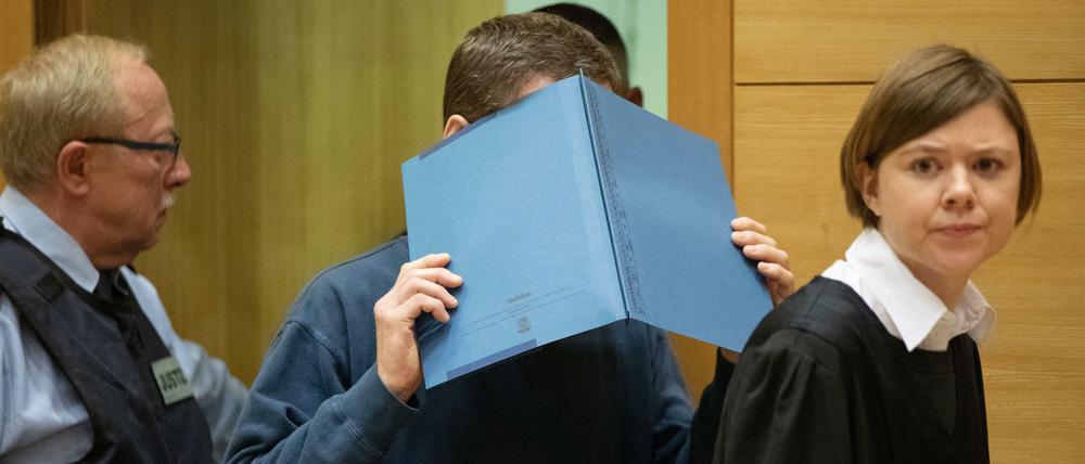 Der Angeklagte kommt mit seiner Verteidigerin in den Gerichtssaal in Bielefeld.