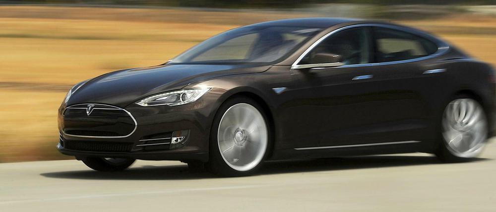 Ein Tesla Modell S auf einer Straße in Kalifornien (Symbolbild).
