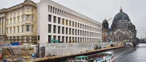 Ostseite des Humboldt Forums mit Spree und Dom.